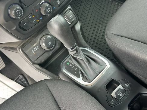 Used 2023 Jeep Renegade Latitude AWD/4WD image 18