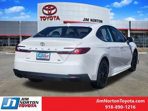 Used 2025 Toyota Camry SE w/ Convenience Package image 6