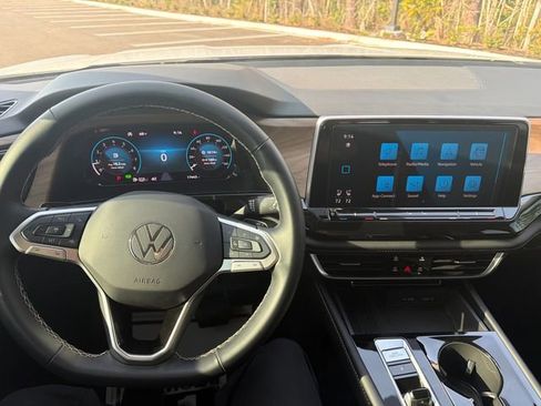 Used 2025 Volkswagen Atlas SE image 6