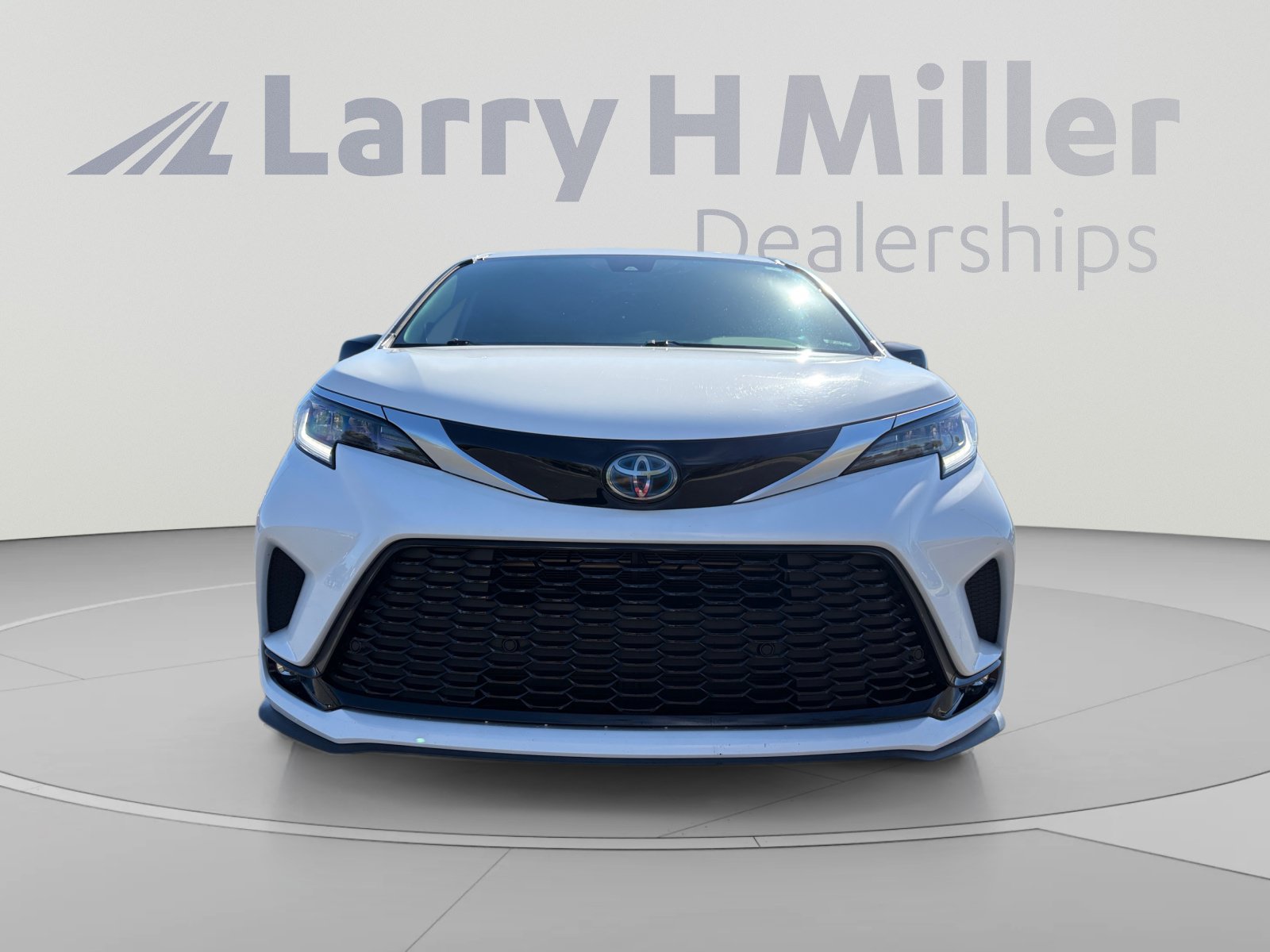 Certified 2022 Toyota Sienna XSE w/ XSE Plus Package AWD/4WD image 8