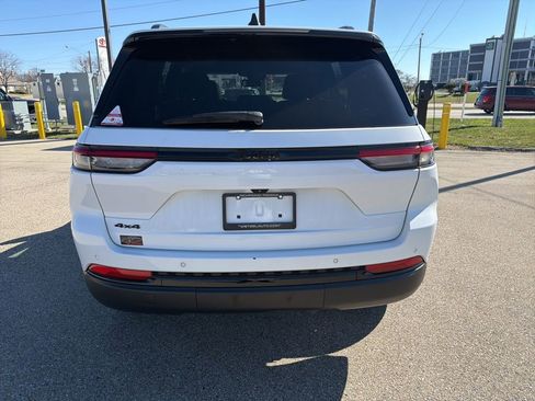 Used 2023 Jeep Grand Cherokee Altitude image 6