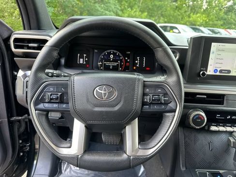 Certified 2025 Toyota 4Runner SR5 AWD/4WD image 36