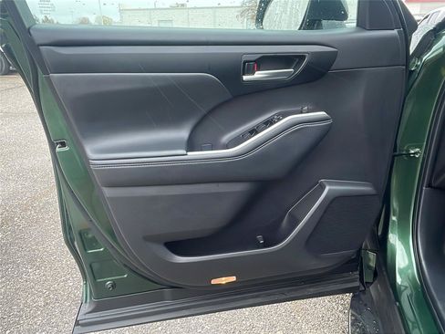 Used 2025 Toyota Highlander XLE image 20