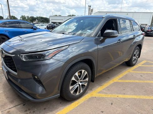 Used 2021 Toyota Highlander XLE FWD image 2