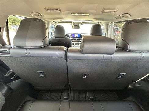 Certified 2024 Toyota Highlander XLE image 11