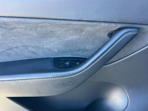 Used 2021 Tesla Model Y Long Range image 10