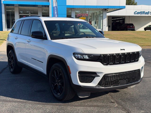 Used 2025 Jeep Grand Cherokee Altitude RWD image 15