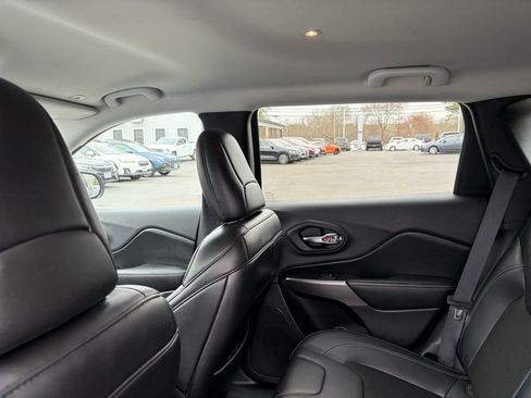 Used 2019 Jeep Cherokee Latitude Plus w/ Cold Weather Group AWD/4WD image 22