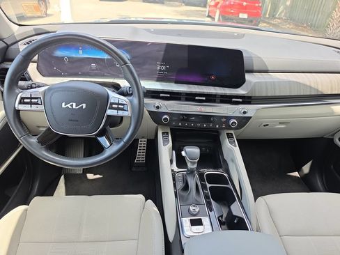 Used 2024 Kia Telluride SX w/ Towing Package FWD image 9