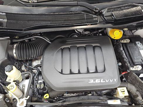 Used 2015 Chrysler Town & Country Touring-L w/ Driver Convenience Group FWD image 9