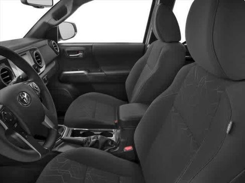 Used 2017 Toyota Tacoma TRD Off-Road image 6