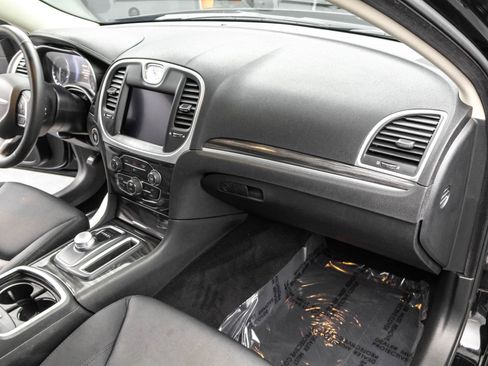 Used 2022 Chrysler 300 Touring w/ Sport Appearance Package image 36