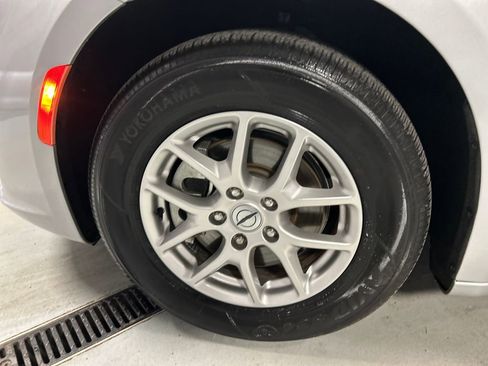 Used 2024 Chrysler Pacifica Touring-L image 9