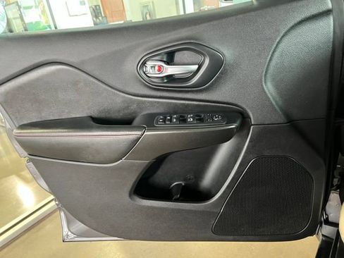 Used 2019 Jeep Cherokee Trailhawk w/ Cold Weather Group image 15