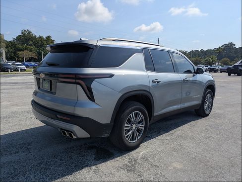 Certified 2025 Chevrolet Traverse LT w/ Driver Confidence Package FWD image 5