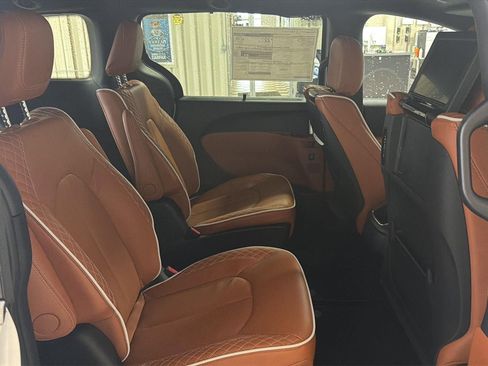 New 2026 Chrysler Pacifica Pinnacle FWD image 18