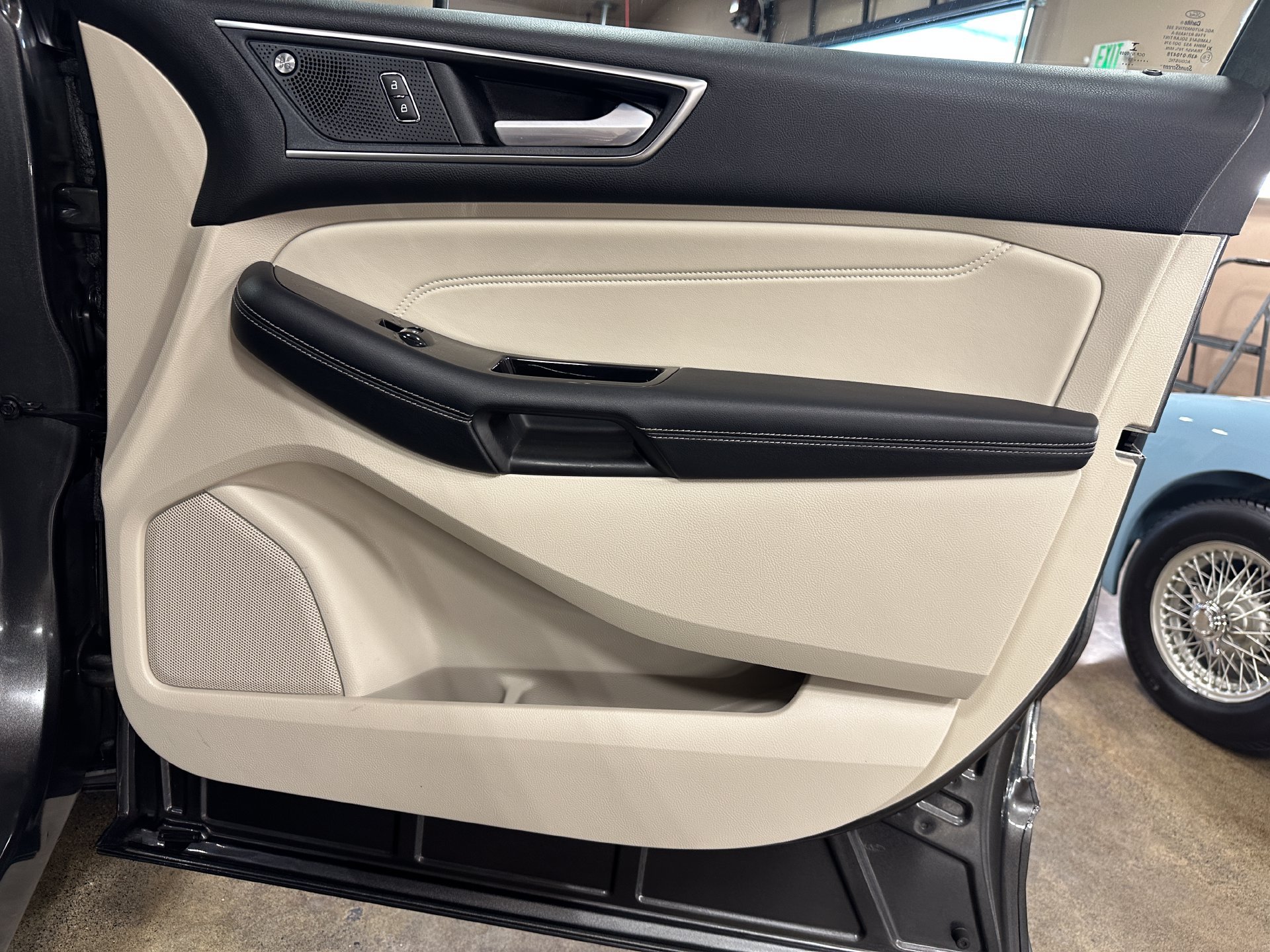Used 2019 Ford Edge Titanium w/ Equipment Group 301A AWD/4WD image 25