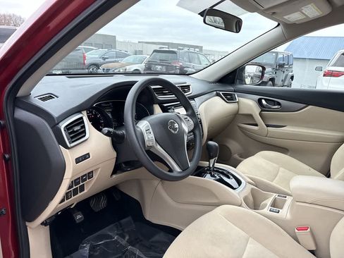 Used 2016 Nissan Rogue SV w/ SV Premium Package image 2