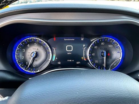 Used 2025 Chrysler Pacifica Select image 13