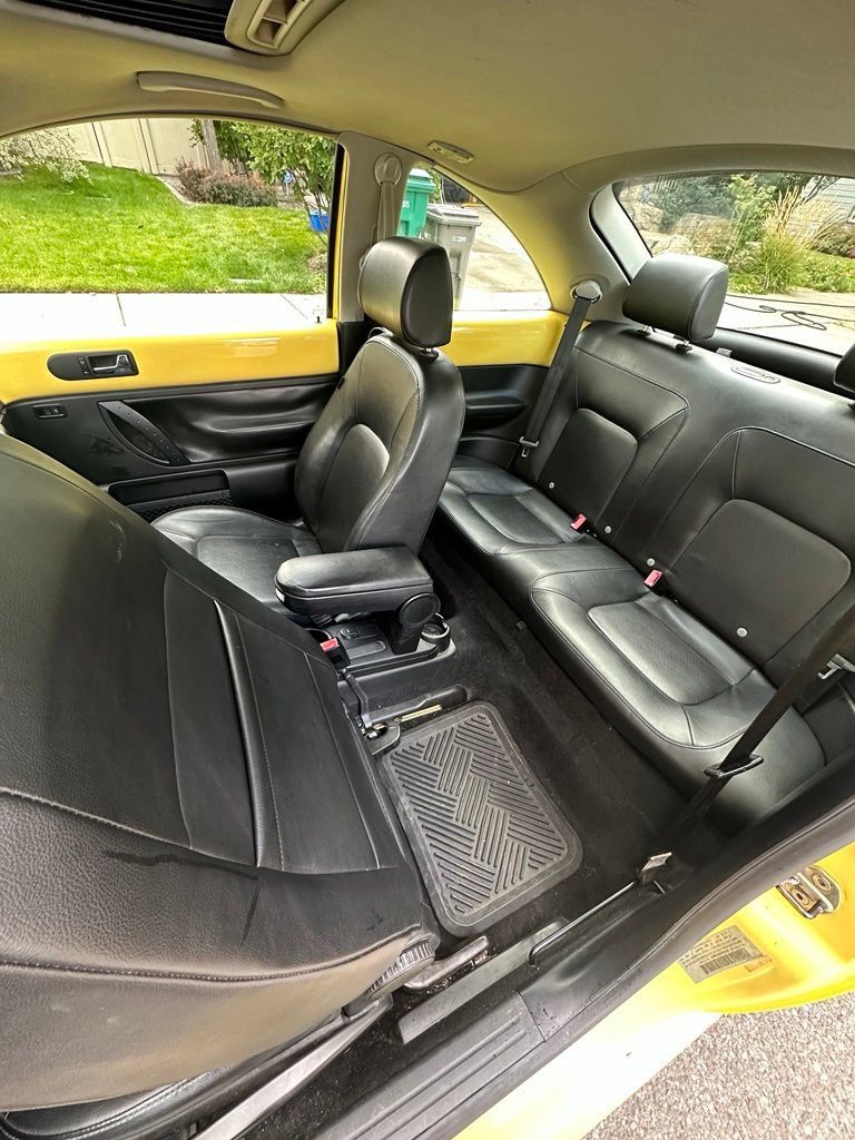 Used 2010 Volkswagen Beetle Coupe FWD image 9