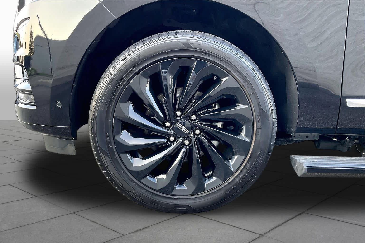 Used 2021 Lincoln Navigator L Reserve AWD/4WD image 11