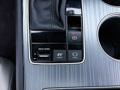 Used 2025 Toyota Sienna XLE FWD image 6