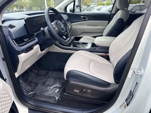 Used 2025 Kia Carnival EX FWD image 18