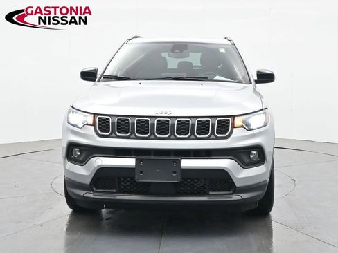 Used 2025 Jeep Compass Latitude AWD/4WD image 2