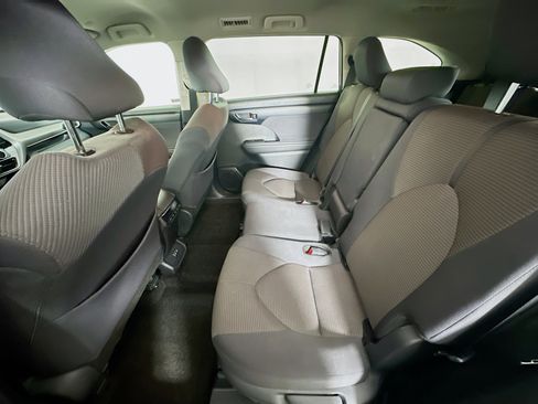 Used 2025 Toyota Highlander LE image 28