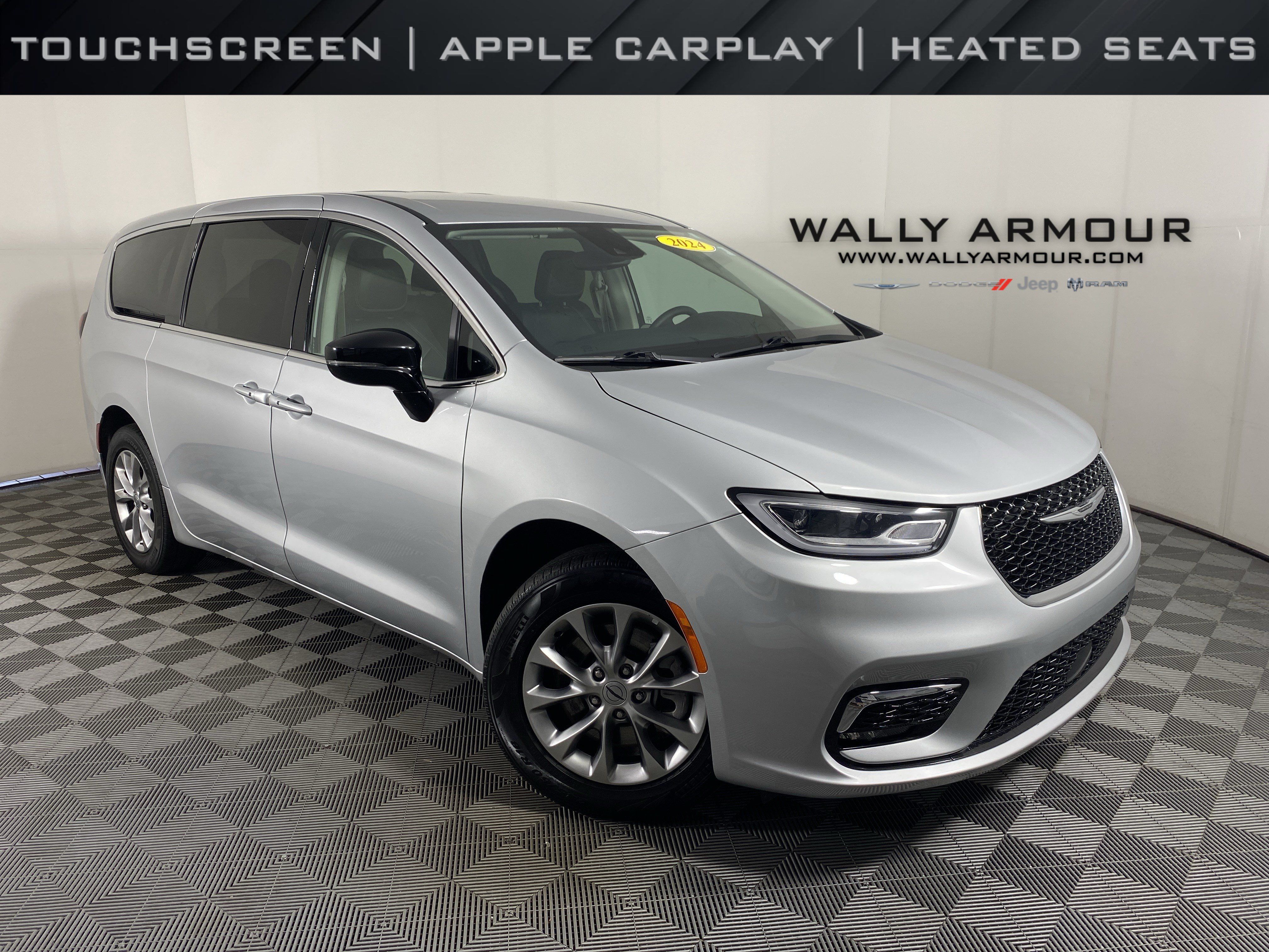 Used 2024 Chrysler Pacifica Touring-L AWD/4WD image 1