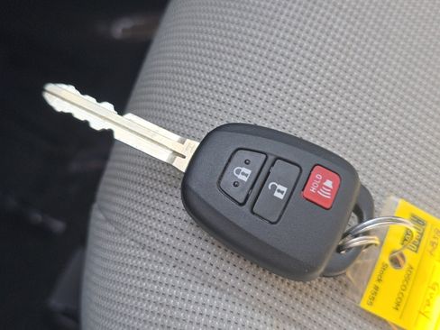 Used 2024 Toyota Corolla Cross L AWD/4WD image 31