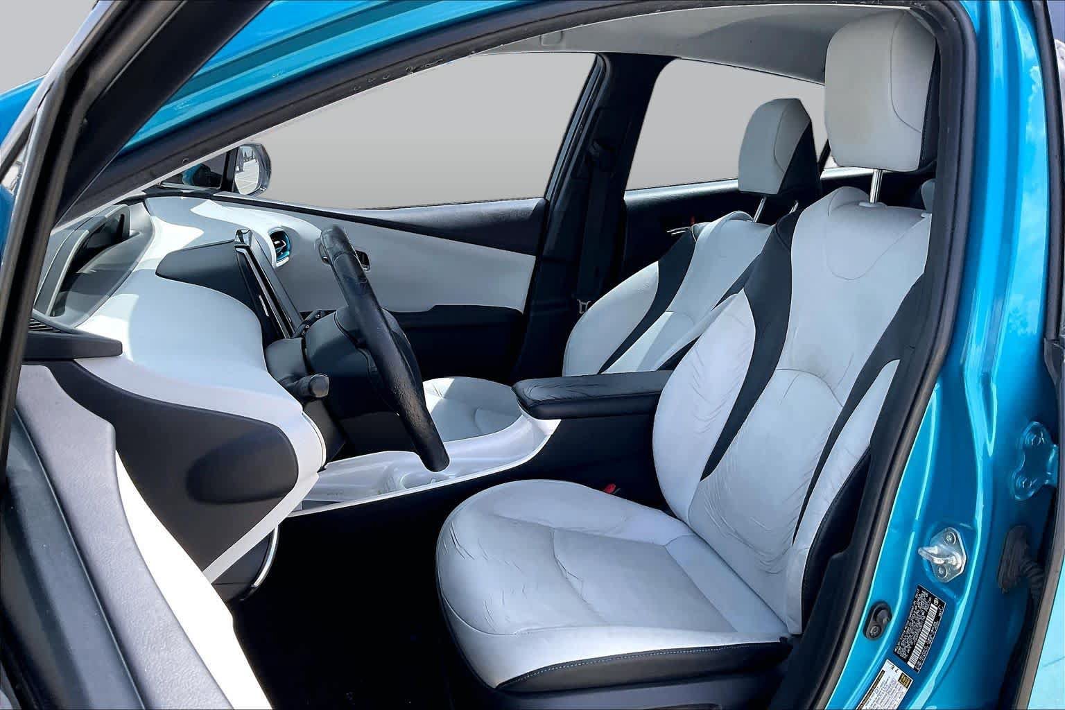 Used 2017 Toyota Prius Prime Advanced w/ Preferred Accessory Package FWD image 8