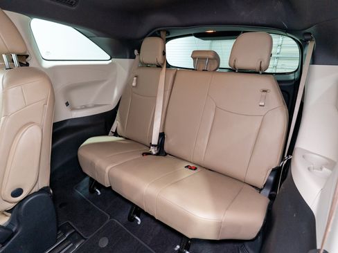 Used 2023 Toyota Sienna XLE FWD image 32