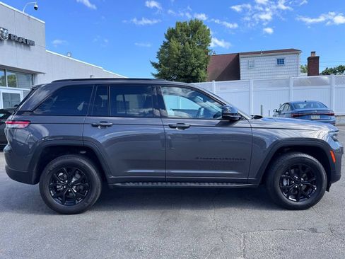 Used 2024 Jeep Grand Cherokee Altitude RWD image 8