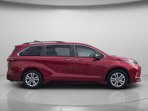 Used 2022 Toyota Sienna XSE w/ XSE Plus Package AWD/4WD image 9