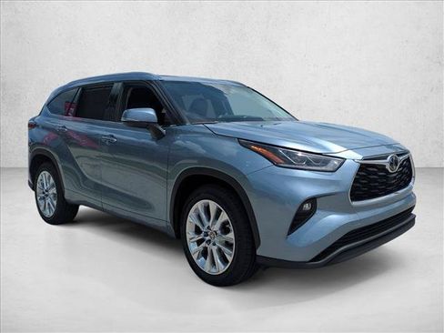 Used 2022 Toyota Highlander Limited FWD image 3