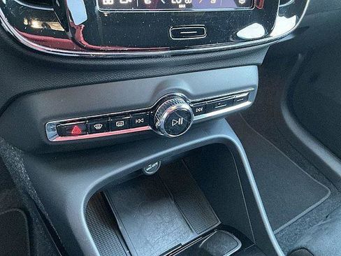 Certified 2025 Volvo XC40 B5 Plus AWD/4WD image 25
