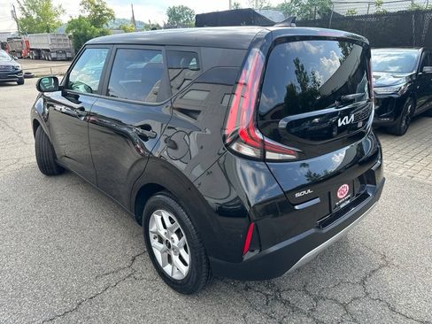 Used 2023 Kia Soul LX w/ LX Technology Package FWD image 4