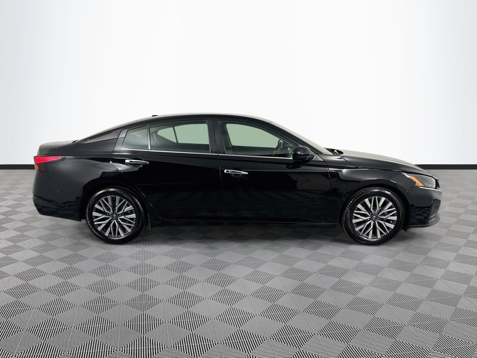 Used 2023 Nissan Altima 2.5 SV FWD image 8