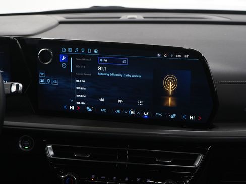 Used 2024 Chevrolet Traverse LT FWD image 16