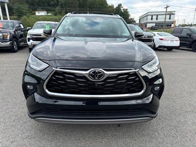 Used 2023 Toyota Highlander Platinum AWD/4WD image 2