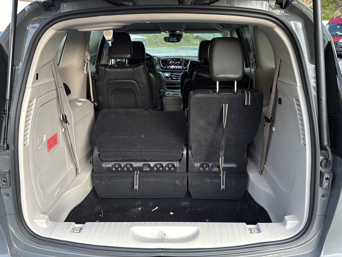 Used 2022 Chrysler Pacifica Touring-L w/ Uconnect Theater Family Group FWD image 8
