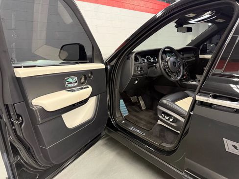 Used 2022 Rolls-Royce Cullinan Black Badge w/ Dark Exterior Package image 38