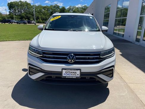 Used 2024 Volkswagen Tiguan SE w/ Panoramic Sunroof Package AWD/4WD image 3