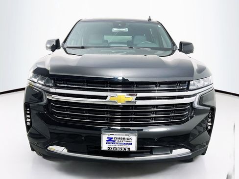 Used 2024 Chevrolet Suburban LT w/ LT Signature Package image 2