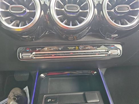 Used 2023 Mercedes-Benz GLB 250 4MATIC w/ Premium Package image 31
