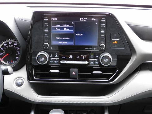 Used 2021 Toyota Highlander LE AWD/4WD image 11