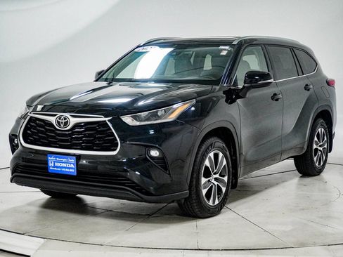 Used 2021 Toyota Highlander XLE AWD/4WD image 3