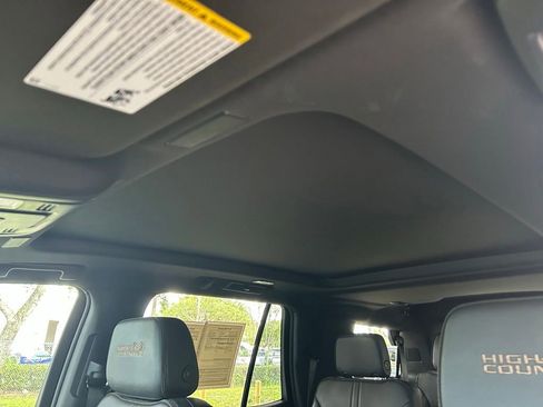 Used 2025 Chevrolet Tahoe High Country AWD/4WD image 12