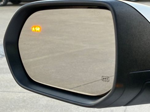 Used 2025 Chevrolet Traverse LT image 40